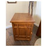 KKE141 Wooden End Table With Magazine Rack