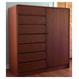 MMM024 - VINDE MOBELFABRIK MODERN TEAK DRESSER