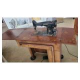 NVS003 - A VINTAGE SINGER SEWING MACHINE