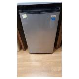 POP018 - MAGIC CHEF MINI FRIDGE