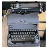 VME032 - Vintage Royal Typewriter