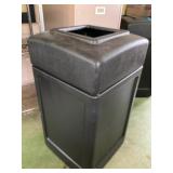 VME057 - Trash Can By Commercial Zone