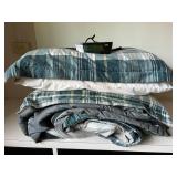 KDT149- Reversible Queen Size Bedding Set With 3 Pillows & Alarm Clock