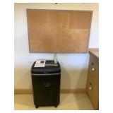 KDE009 Paper Shredder & Bulletin Board