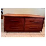 MKM228- 4-Drawer Wooden Dresser (SEE DESCRIPTION)