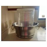 TOI068-Rubbermaid Square Storage Container & Beverage Tub