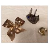 DFT389 Brooches & Small Pewter Sculpture 