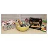 MTT049 Vintage Pyrex Mixing Bowl & Other Handy Kitchen Items