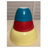 MMF066 Set Of Three Vintage Pyrex Nesting Mixing Bowls 