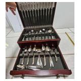 NVN198-Oneida Limited Silversmiths Stainless Flatware Set