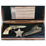 CIP077 - Billy the Kid Knifegun Decorative Set, some imperfections on wooden case 