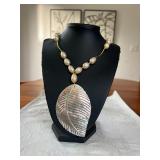 PTH028- Beautiful Myrna Lee Chang Peach Color Fresh Water Pearl Necklace w/ Mother Of Pearl Pendant