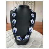 BAP505 - Beautiful Vintage Myrna Lee Change Porcelain Necklace