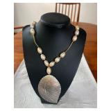 BAP510 - Beautiful Myrna Lee Chang Peach Color Fresh Water Pearl Necklace w/ Mother Of Pearl Pendant