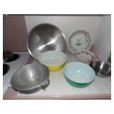 FHT067 Vintage Mixing Bowls and a Colander