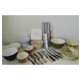 HKL054 Bowls, Knives & Wallpaper