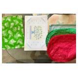 LLS029- Lot Of Tablecloths, Placemats, Potholders, Napkins, Food Trays and Casserole Carrier  LLS029- Lot Of Tablecloths, Placemats, Potholders, Napkins, Food Trays and Casserole Carrier