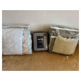 KKT037- Vintage Bedding Lot KKT037- Vintage Bedding Lot