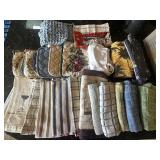 KKT426 - Assorted Kitchen Towels, Potholders, and Aprons This lot contains a set of assorted Kitchen KKT426 - Assorted Kitchen Towels, Potholders, and Aprons This lot contains a set of assorted Kitchen