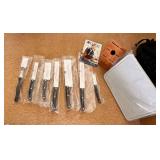 KKT450 - CUTCO Cutlery Set with 7 Knifes, Cutting board, and Knife holder KKT450 - CUTCO Cutlery Set with 7 Knifes, Cutting board, and Knife holder