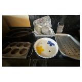KKT469 - Assortment of Bakeware and Kitchen Goods KKT469 - Assortment of Bakeware and Kitchen Goods