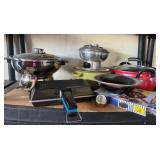 EAT242 - Multi lot of Kitchen pots & Kitchen cook gadgets 