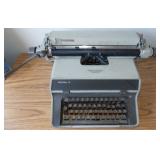 MCS116 Vintage Royal Manual Typewriter