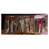 EBE107 - Large Kitchen Utensil & Gadget Lot (25+ Pieces)