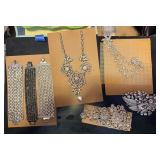 EBE174 - Multi lot of Costume Jewelry w/ Travel bag 