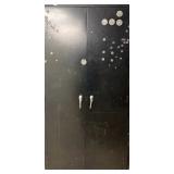 WGG592 Metal Cabinet With An Assortment Of Saws