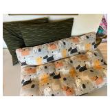 HKA062 - Dog Bed And Pillows