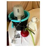 HKA153 - Nostalgia Ice Cream Maker And Decor