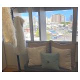 VBB188 Very Nice Cushions and Faux Fur Table Runners