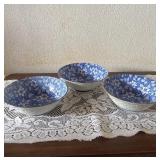 SAT147 - Set of 3 Vintage Japanese Ryuho Kiln Blue & White Floral Bowls Embossed White