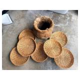 SAT509 - Bundle of Wicker plates & basket 
