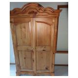 Tennessee, pine armoire