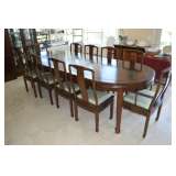 Table with 3 leaves, seats 10