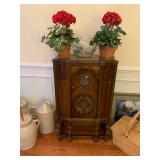 ANTIQUE AM CONSOLE RADIO