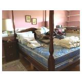 4-poster bed, linens