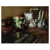 Parrot vase, picture frames, vintage decoratives