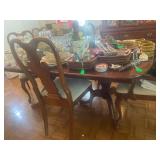 1 Mahogany dining room table, 6 chairs, 2 leaves