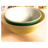 vintage Pyrex mixing bowls