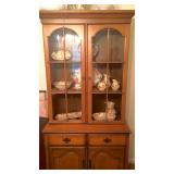 Dainty vintage curio/china cabinet