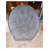 Round metal folding chair