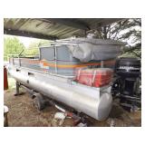 Pontoon boat