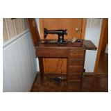Vintage Singer Sewing table with attachments 