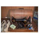 Vintage singer sewing machine with case 