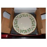Lenox Holiday Christmas Holly Berries China Dinnerware set, 38 pieces