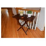 Side tray table