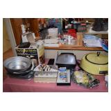 Small kitchen appliances, bakeware